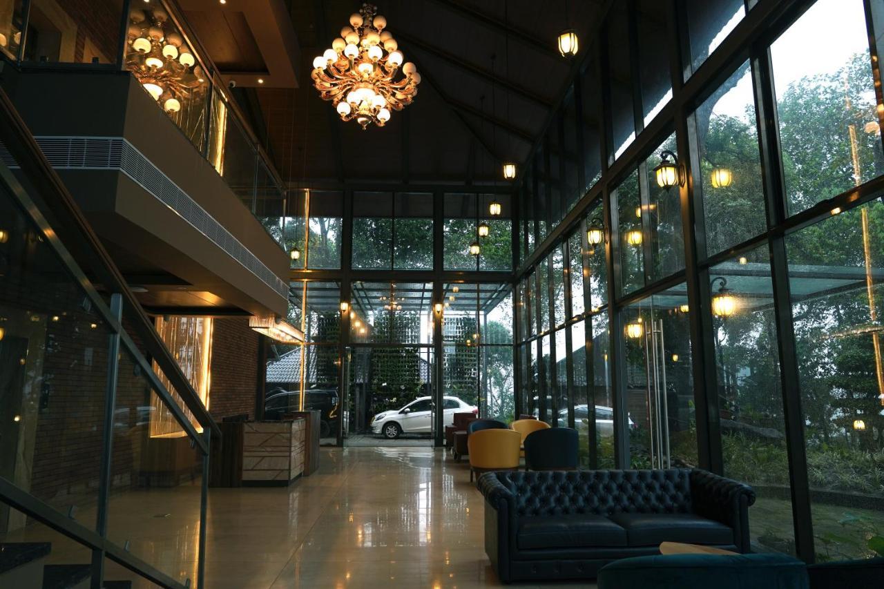 מונאר Elephant Passage מראה חיצוני תמונה Interior of the hotel
