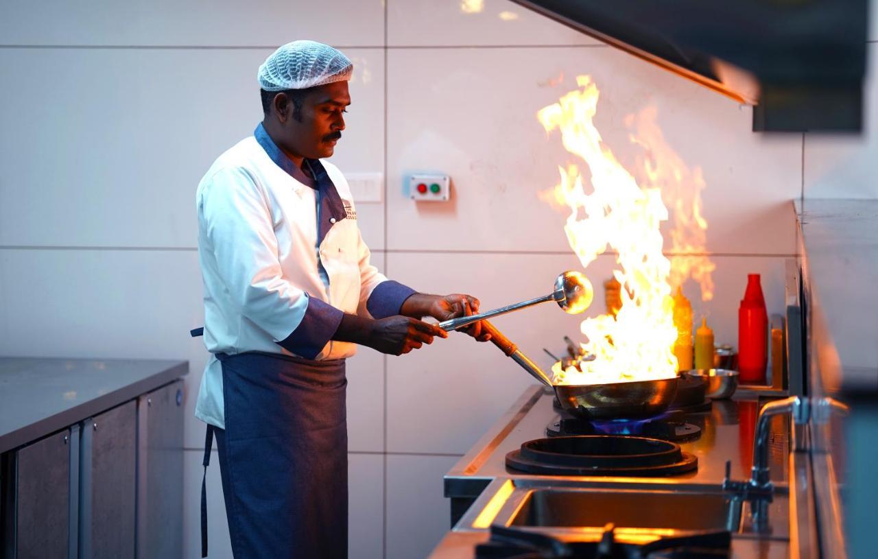 מונאר Elephant Passage מראה חיצוני תמונה A chef cooking with a blowtorch
