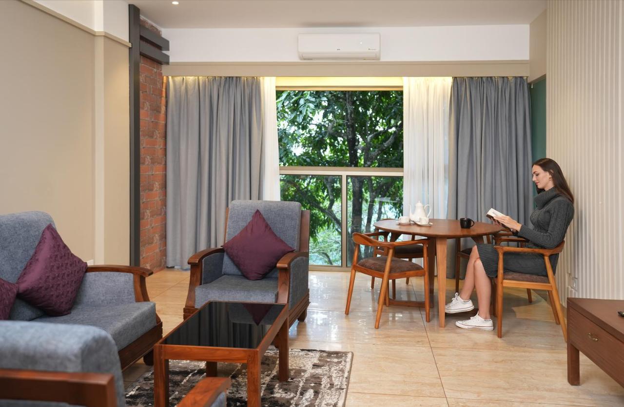 מונאר Elephant Passage מראה חיצוני תמונה A living room in a typical apartment