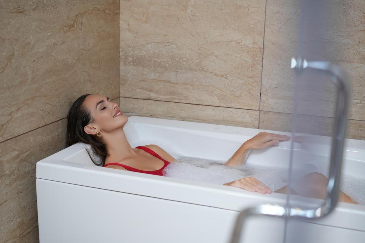 מונאר Elephant Passage מראה חיצוני תמונה A woman bathing